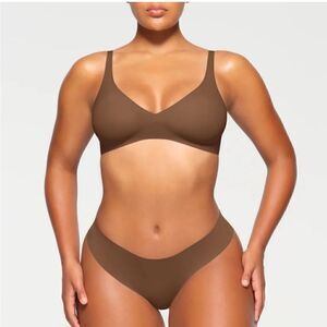 NWT Skims naked plunge bra XXS